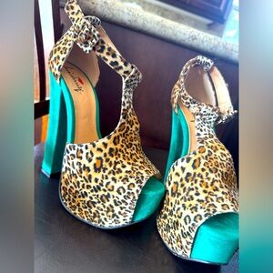 Size 5M Luichiny❤️ animal print platforms